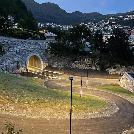 Moderne Og Sentral Med Koselig Og Privat Uteplass! * Forde (Sogn og Fjordane)