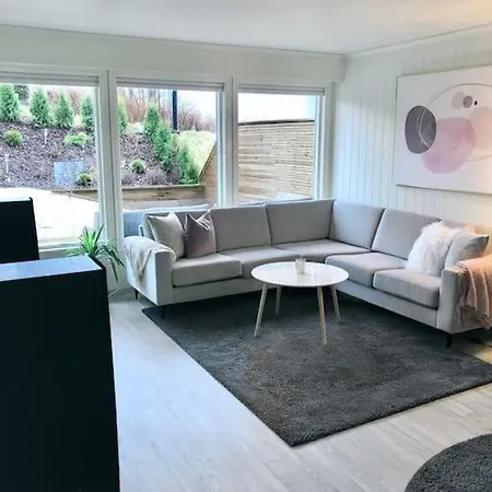 Apartment Moderne Og Sentral Med Koselig Og Privat Uteplass!