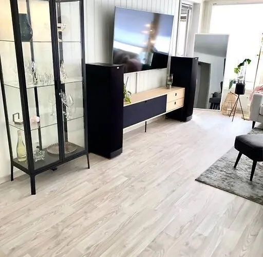 Moderne Og Sentral Med Koselig Og Privat Uteplass! דירה Førde