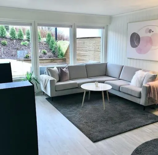 דירה Moderne Og Sentral Med Koselig Og Privat Uteplass!